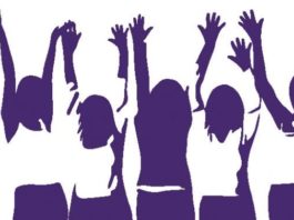Día Internacional de la Mujer 2017: Ellas te lo cuentan, manifiesto comunal por la Igualdad Mujeres con los brazos arriba