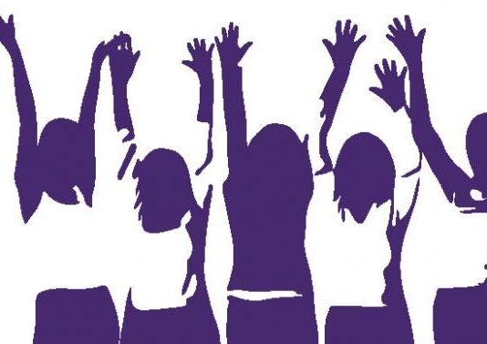 Día Internacional de la Mujer 2017: Ellas te lo cuentan, manifiesto comunal por la Igualdad Mujeres con los brazos arriba