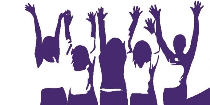 Mujeres con los brazos arriba Mujeres con los brazos arriba