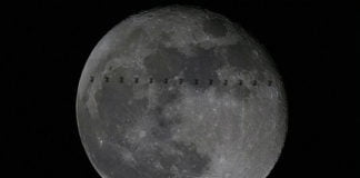 Vídeo: La Estación Espacial Internacional vista a la luz de la Luna