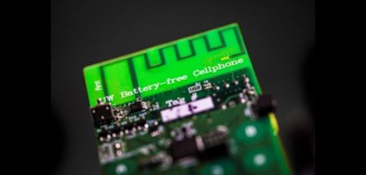 Primer móvil funcional sin batería que consigue energía del ambiente