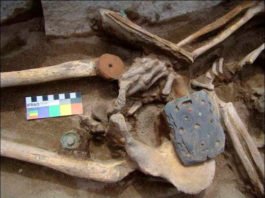 Un ajuar funerario en carbón incrustado con jade y coral descubierto en Siberia