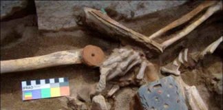 Un ajuar funerario en carbón incrustado con jade y coral descubierto en Siberia