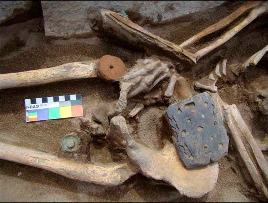 Un ajuar funerario en carbón incrustado con jade y coral descubierto en Siberia