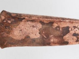 Descubierta un hacha igual que la que portaba Ötzi, el hombre del hielo de los Alpes