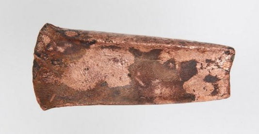 Descubierta un hacha igual que la que portaba Ötzi, el hombre del hielo de los Alpes