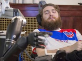 Un brazo robótico y una red de electrodos en el cerebro permiten a un tetrapléjico sentir sus dedos de nuevo