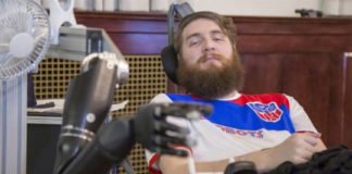 Un brazo robótico y una red de electrodos en el cerebro permiten a un tetrapléjico sentir sus dedos de nuevo