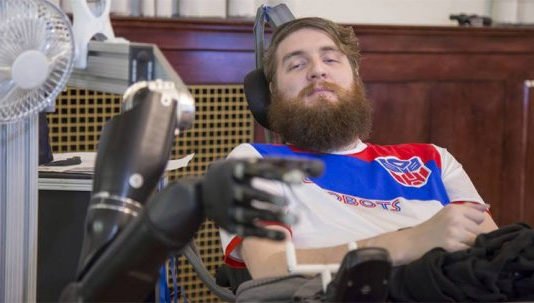 Un brazo robótico y una red de electrodos en el cerebro permiten a un tetrapléjico sentir sus dedos de nuevo