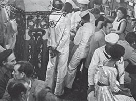 Azul marino, de Rosa Ribas y Sabine Hofmann: la Barcelona negra y los americanos