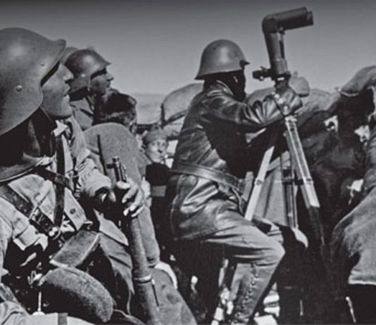 «La cámara en el macuto», de Pablo Larraz y Víctor Sierra-Sesúmaga, publicado por La Esfera de los Libros