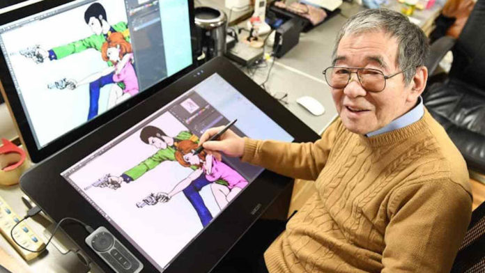 Kazuhiko Katō (Monkey Punch) dibujando en una tableta digitalizadora