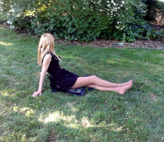 Entrevista a So Blonde: «Nunca me embarco en una historia sin saber cómo va a acabar» Fotografía de la autora de La Tríada, So Blonde.