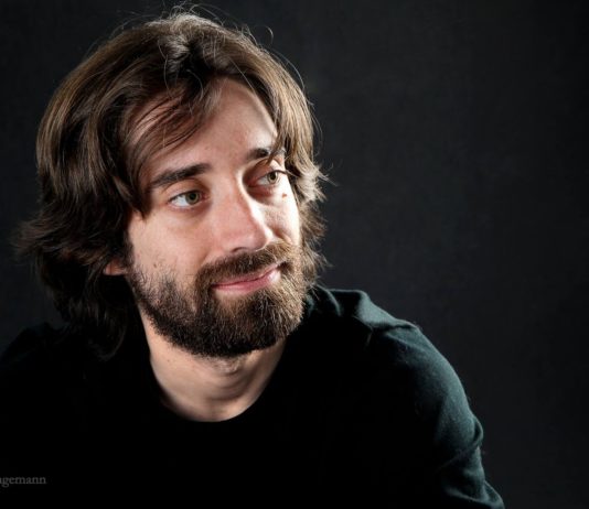 «Los que duermen», de Juan Gómez Bárcena, y los que nos quedamos dormidos