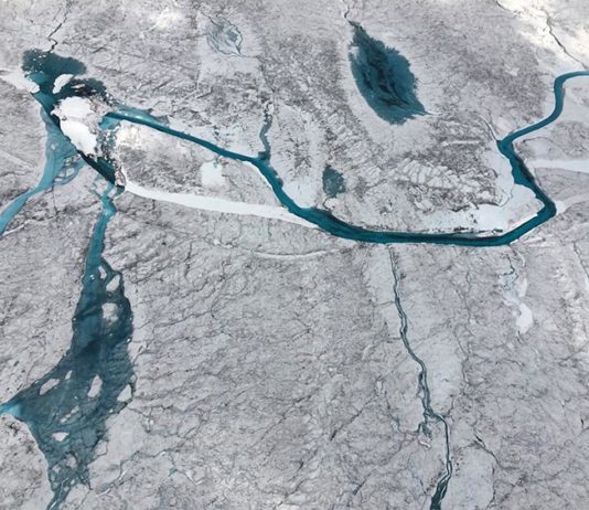 Investigadores descubren 56 lagos debajo de la capa de hielo de Groenlandia Agua fusionada en la capa de hielo de Groenlandia