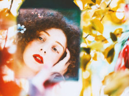 Algo pasa con Mary Sue Fotografía de Tiko Giorgadze. Unsplash.