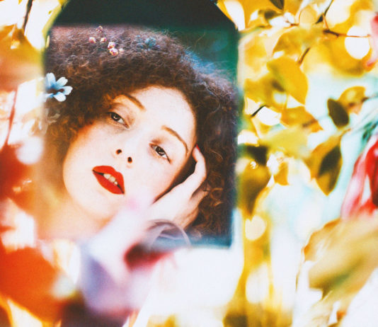 Algo pasa con Mary Sue Fotografía de Tiko Giorgadze. Unsplash.