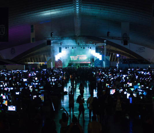 TLP Tenerife recibe una nueva edición con el encendido de 2100 pantallas Encendido de pantallas de TLP Tenerife Summer 2019 | Fuente: Ayoze Hernández