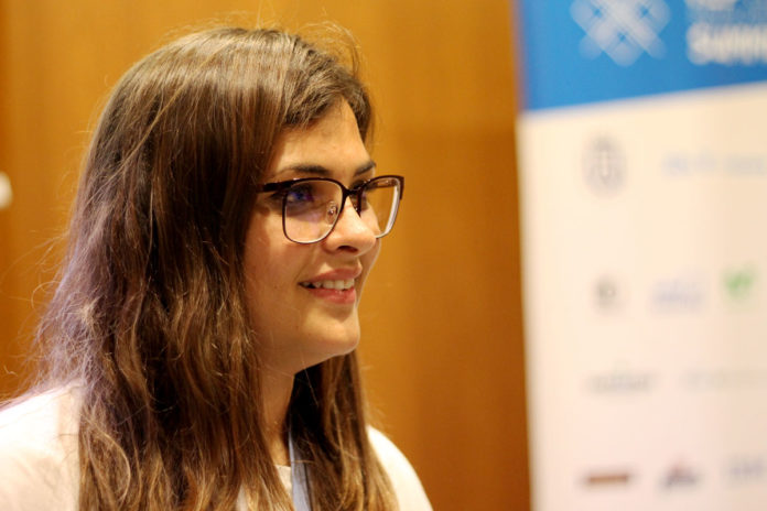 Periodista científica Verónica Pavés en la conferencia científica de TLP Innova
