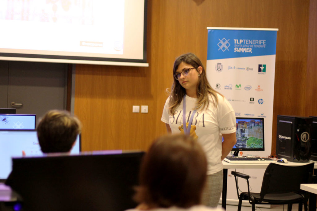 La periodísta científica Verónica Pavés en la charla "Las mujeres y la ciencia" de TLP Tenerife 2019.