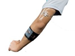 Desarrollan una célula elástica y flexible que produce electricidad y funciona con sudor Célula de biocombustible aplicada al brazo y que funciona con sudor