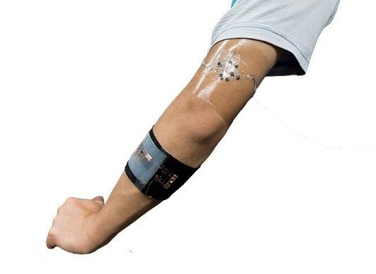 Desarrollan una célula elástica y flexible que produce electricidad y funciona con sudor Célula de biocombustible aplicada al brazo y que funciona con sudor
