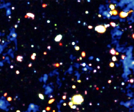 Los filamentos masivos alimentan el crecimiento de galaxias y agujeros negros supermasivos Filamentos de gas (azul) que alimentan la formación de galaxias y agujeros negros supermasivos