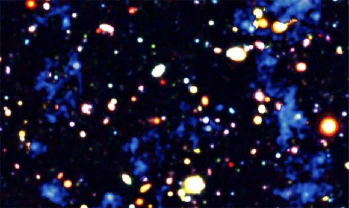 Filamentos de gas (azul) que alimentan la formación de galaxias y agujeros negros supermasivos