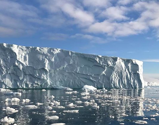 La razón por la que el océano derrite los glaciares por debajo de forma cada vez más acelerada Glaciar en Groenlandia