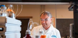 Cambios en las moléculas de azúcar en la superficie de las células ayudan al cáncer en la metástasis Profesor Carlito Lebrilla, Departamento de Química de UC Davis, en su laboratorio