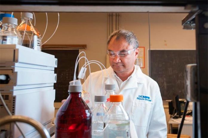 Profesor Carlito Lebrilla, Departamento de Química de UC Davis, en su laboratorio