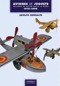 Portada de Aviones de juguete. Volando de nuevo hacia la niñez (1910-1990), de Adolfo Bernalte