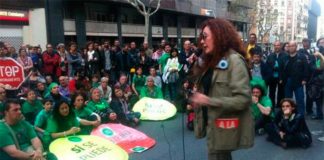 Entrevista a Cristina Fallarás: «La inmensa mayoría de los desahuciados viven situaciones de una violencia extrema» Cristina Fallarás en plena manifestación con la PAH