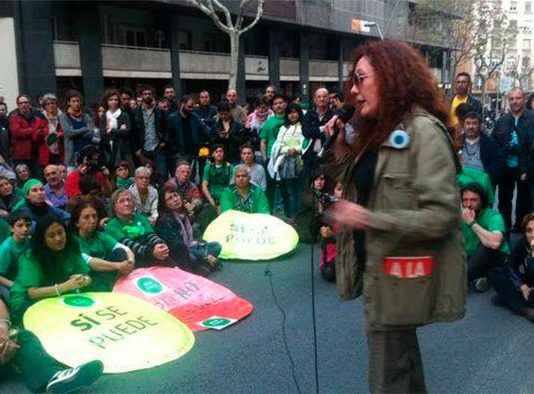 Entrevista a Cristina Fallarás: «La inmensa mayoría de los desahuciados viven situaciones de una violencia extrema» Cristina Fallarás en plena manifestación con la PAH