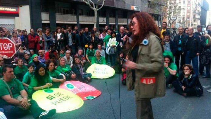 Cristina Fallarás en plena manifestación con la PAH