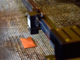 Ahora las superficies metálicas pueden matar instantáneamente a las bacterias Un láser se prepara para texturizar la superficie del cobre, mejorando sus propiedades antimicrobianas. Crédito: Universidad de Purdue / Kayla Wiles.