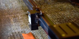 Ahora las superficies metálicas pueden matar instantáneamente a las bacterias Un láser se prepara para texturizar la superficie del cobre, mejorando sus propiedades antimicrobianas. Crédito: Universidad de Purdue / Kayla Wiles.