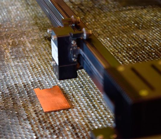 Ahora las superficies metálicas pueden matar instantáneamente a las bacterias Un láser se prepara para texturizar la superficie del cobre, mejorando sus propiedades antimicrobianas. Crédito: Universidad de Purdue / Kayla Wiles.