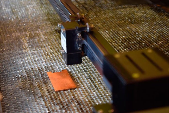 Un láser se prepara para texturizar la superficie del cobre, mejorando sus propiedades antimicrobianas. Crédito: Universidad de Purdue / Kayla Wiles.