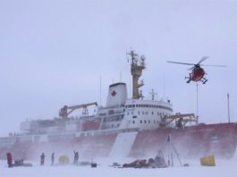 Aumenta el CO2 en el agua del Océano Ártico, aunque menos de lo esperado Los miembros de la tripulación despliegan equipos en el hielo desde un rompehielos canadiense, CCGS Louis S. St. Laurent, en el Océano Ártico.