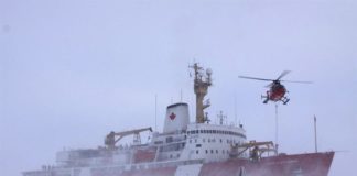 Aumenta el CO2 en el agua del Océano Ártico, aunque menos de lo esperado Los miembros de la tripulación despliegan equipos en el hielo desde un rompehielos canadiense, CCGS Louis S. St. Laurent, en el Océano Ártico.