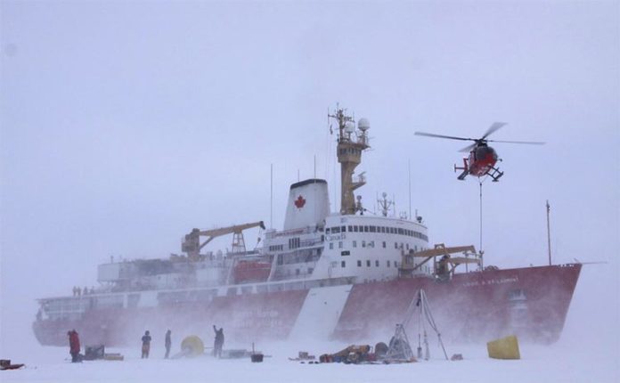 Los miembros de la tripulación despliegan equipos en el hielo desde un rompehielos canadiense, CCGS Louis S. St. Laurent, en el Océano Ártico.