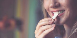 Un aditivo alimentario común (E171) causa efectos adversos para la salud en ratones Chicle con E171