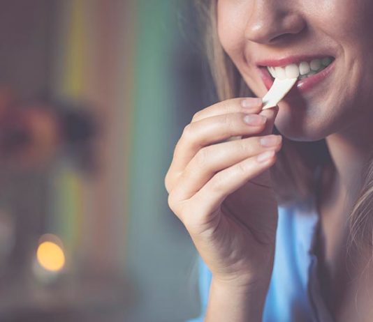 Un aditivo alimentario común (E171) causa efectos adversos para la salud en ratones Chicle con E171
