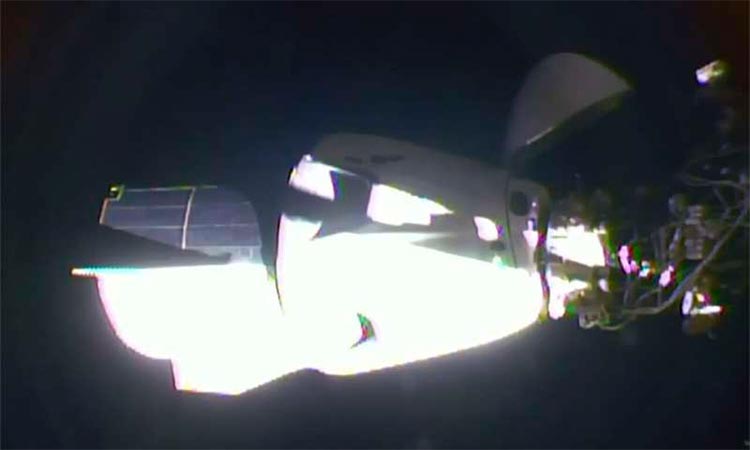 La cápsula Dragon de SpaceX, en pleno vuelo hacia la EEI