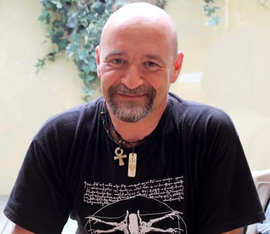 Entrevista a Carlos Sisí: «El mal debe existir porque forma parte de esta escuela de la vida.»