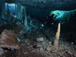 Encuentran en México una de las minas de ocre más antiguas de América, con 10.000 años de antigüedad Un buzo en el pasaje "La Mina Roja" del sistema de cuevas submarinas Sagitario cerca de Playa del Carmen en la península de Yucatán en México