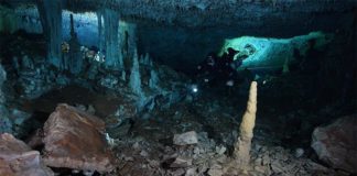 Encuentran en México una de las minas de ocre más antiguas de América, con 10.000 años de antigüedad Un buzo en el pasaje "La Mina Roja" del sistema de cuevas submarinas Sagitario cerca de Playa del Carmen en la península de Yucatán en México