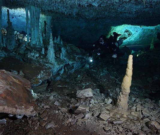 Encuentran en México una de las minas de ocre más antiguas de América, con 10.000 años de antigüedad Un buzo en el pasaje "La Mina Roja" del sistema de cuevas submarinas Sagitario cerca de Playa del Carmen en la península de Yucatán en México