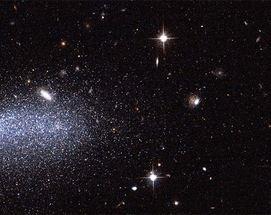 El proyecto Cazador de asteroides Hubble descubre dos nuevos asteroides Imagen del Hubble con dos nuevos asteroides